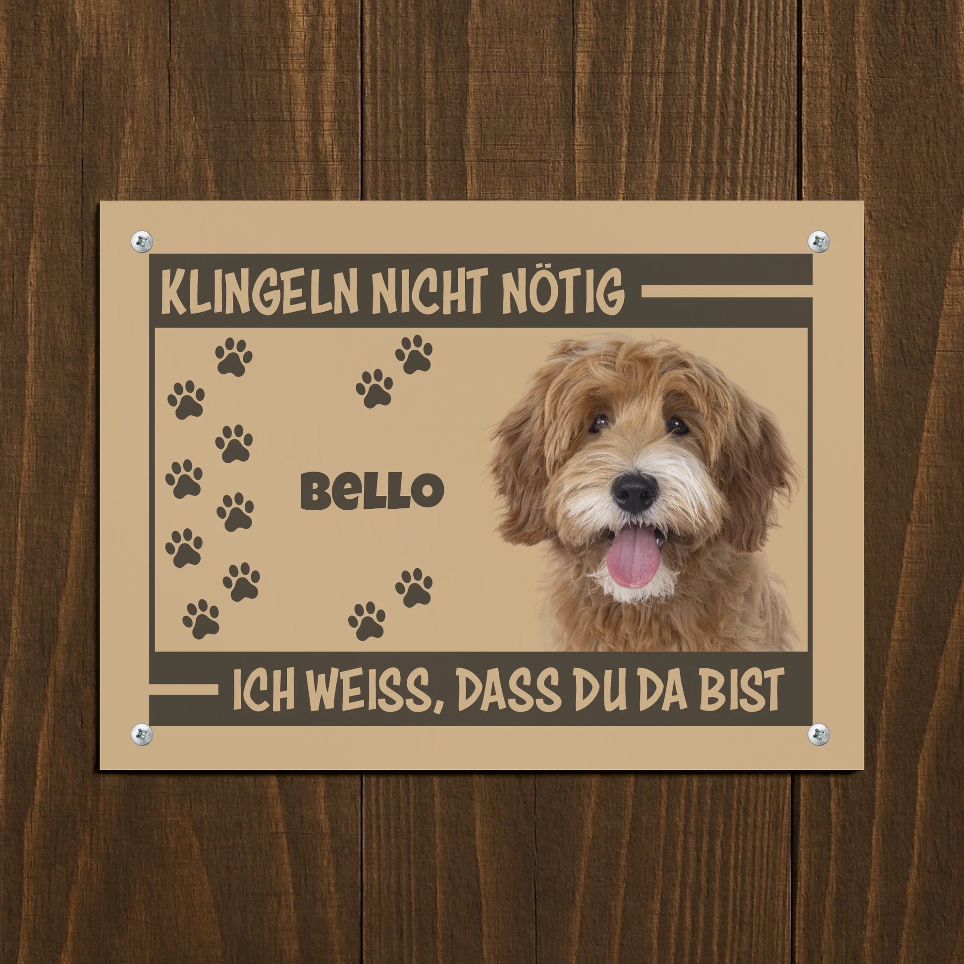 Metallschild Mockup Holzwand Petnovia